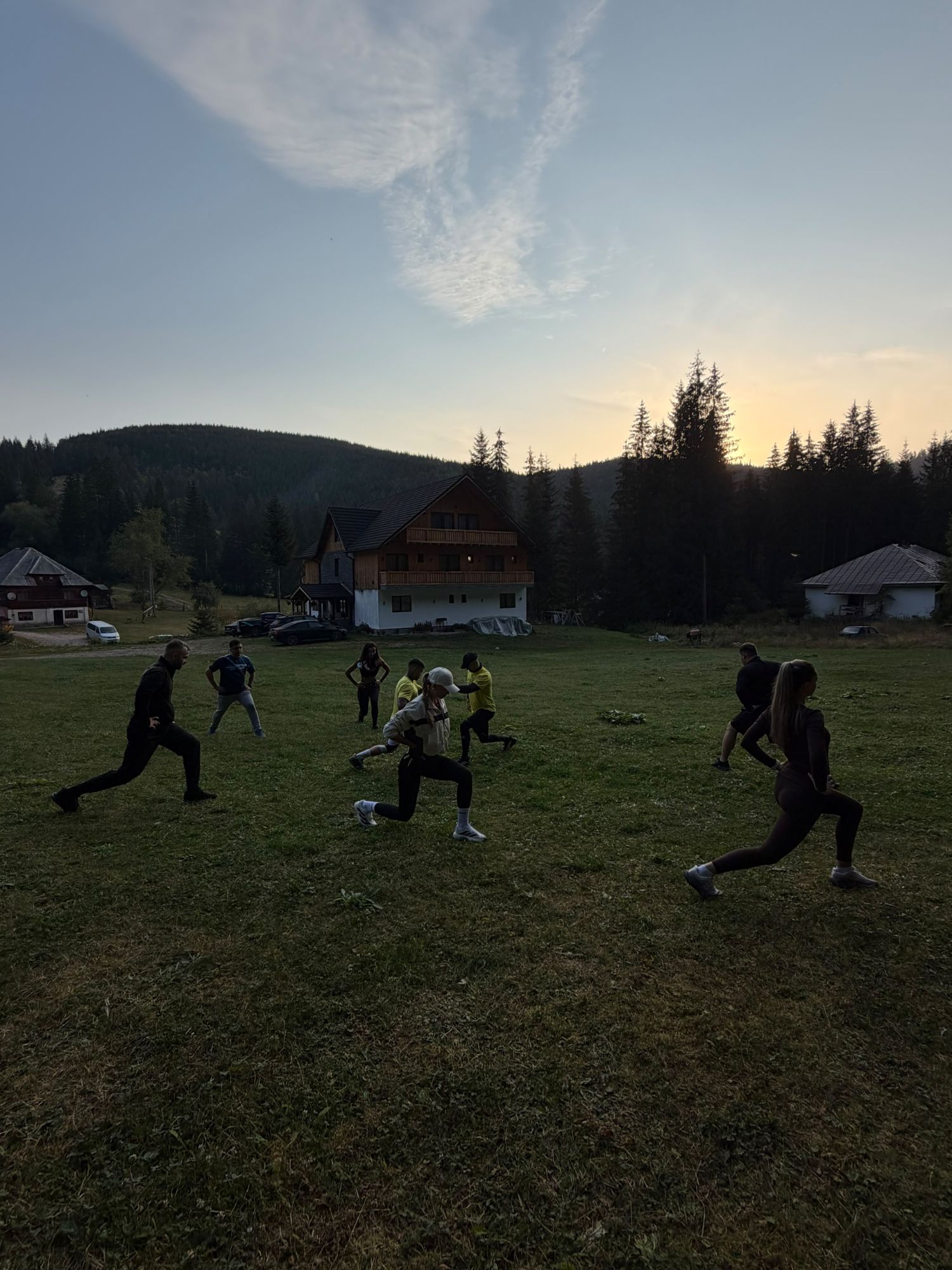 Grupul primei ediții antrenându-se pe pajiște, la apus